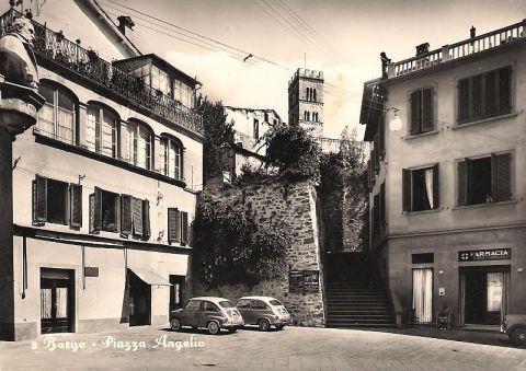 La vecchia sede della farmacia nel centro storico di Barga, anni sessanta