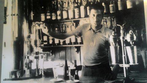Vittoriano Berti dietro al bancone, primi anni trenta