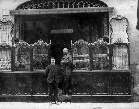 Veduta esterna del negozio nel 1863