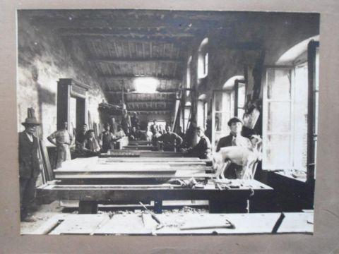 L'interno del laboratorio a Pescia