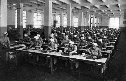 Le operaie addette alla lavorazione dei sigari, annitrenta