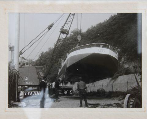 Una chiatta per il trasporto della sabbia prodotta dall'impresa negli anni sessanta