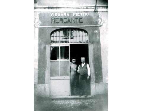 Pietro e Francesco Vismara davanti al negozio (1918)