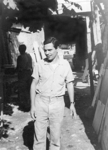 Adriano Frioli all'interno del laboratorio, 1962 circa