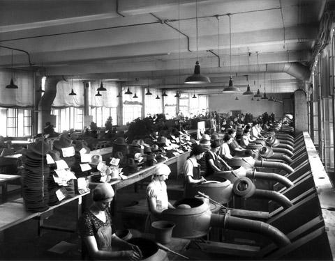 Alessandria. Reparto di lavorazione nello stabilimento Borsalino: rasatura del cappello (1934) Foto Paganini