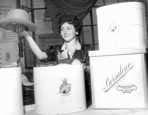 Alessandria. Reparto imballaggio in scatole speciali nello stabilimento Borsalino. (1957) Foto Farabola