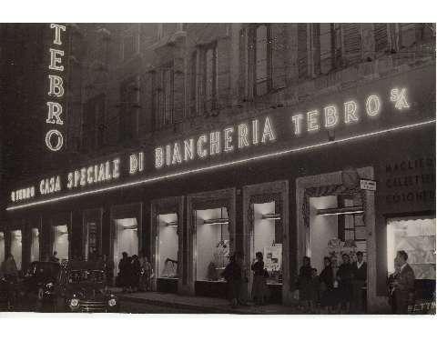 Negozio con passanti (15 ottobre 1948) 