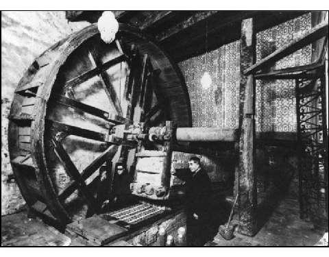 Sante Pracucci detto “ il tintore” fuori dalla ruota, mentre nella ruota ci sono un giovane Alfonso Marchi e un aiutante di bottega di allora. (anni cinquanta)