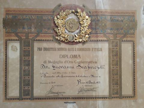 Diploma con medaglia d'oro rilasciato nel 1927, la medaglia è stata sottratta nel periodo della Seconda Guerra mondiale durante un saccheggio 