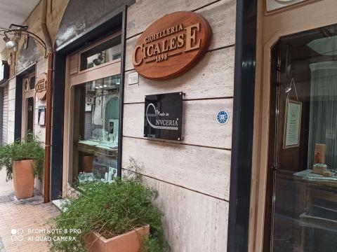 L'esterno della gioielleria, oggi