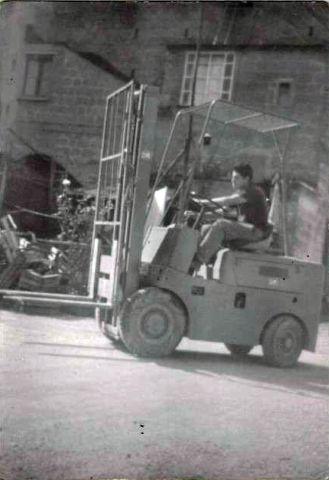 Eugenio Coppola sul primo carrello elevatore durante la campagna del pomodoro, 1967