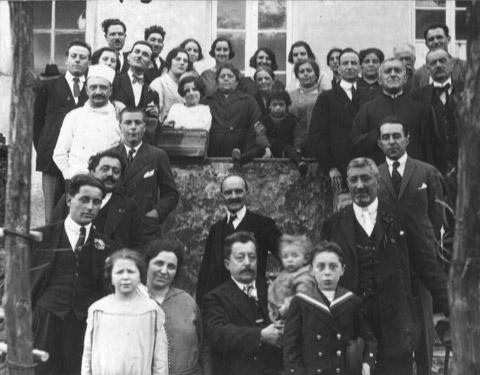 La famiglia Marcone con i collaboratori dell'albergo probabilmente nell'occasione del battesimo di Enrico Marcone che è in braccio al padre Michele, a sinistra nella foto la mamma Eugenia, e la sorella Rosa, a destra il fratello Luigi (1923)