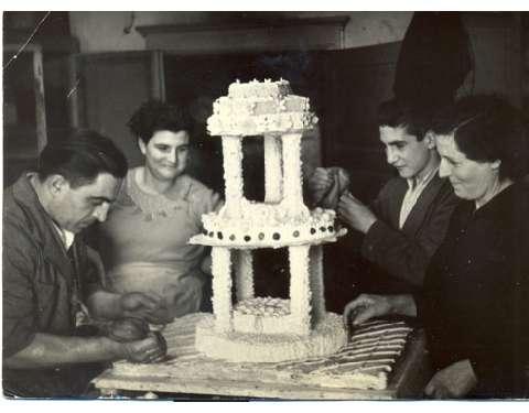 Preparazione di una torta nuziale: da sinistra Salvatore Corsino, i due figli Concetta e Giuseppe 