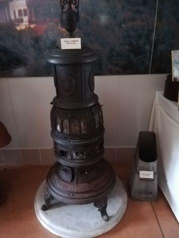 Una vecchia stufa a carbone del 1800 in esposizione all'interno dei locali