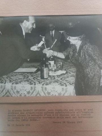 Caterina Damonte riceve il diploma con medaglia d'oro di fedeltà al lavoro per gli oltre 50 anni di attività, 24 giugno 1962 