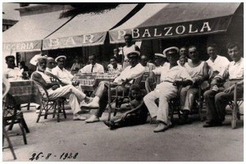 Clienti seduti all'esterno del locale, 1928