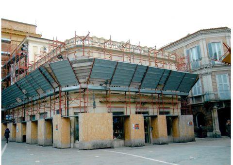 Il negozio oggi, nascosto dalle impalcature conseguenti agli eventi sismici del 2016