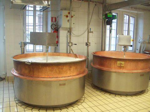 Alcuni calderoni utilizzati per la lavorazione del latte