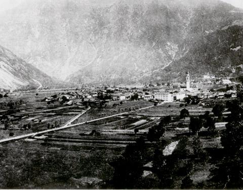 Veduta di Pinzolo con la fucina Ferrari ultima casa in basso a sinistra (inizi del Novecento)