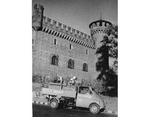 Una Isetta BMV in versione autocarro - sul quale  è montata un’apparecchiatura utilizzata per rimuovere i residui rilasciati dall’allora «gas di città», 1957