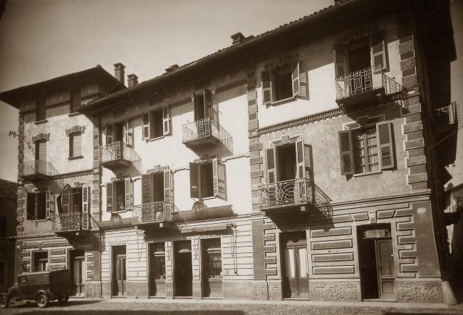 La sede della pasticceria appena ristrutturata in stile liberty, primi anni '30