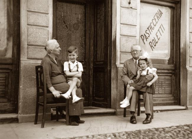 Il fondatore dell'attività Pinot e la moglie Angelica con i nipoti, metà anni '40