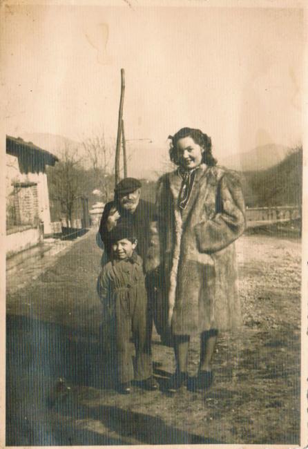 Da sinistra Delio Carlo Alberto Peradotto (bambino), Carlo Alberto Peradotto e la signora Zora Fantini, nipote dei Carlo Alberto e segretaria della Fucina