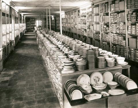 Il magazzino di vendita principale al piano terreno come si presentava nel 1970 circa