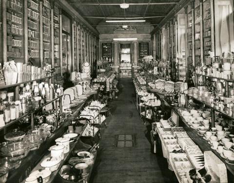 Il lunghissimo magazzino di vendita delle porcellane (1960 circa)