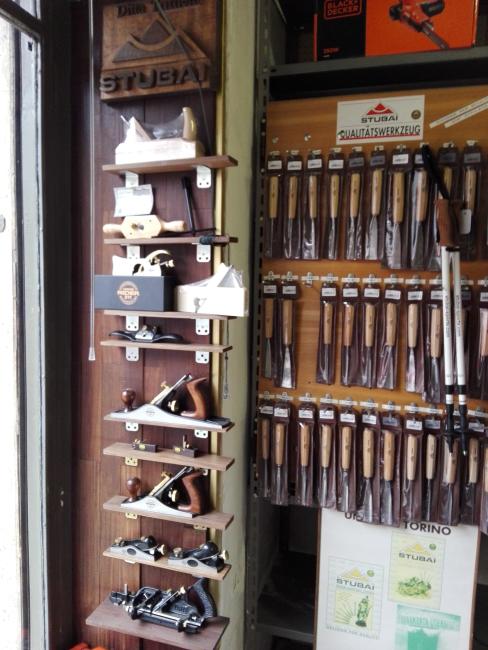 Interno della ferramenta, con esposizione di attrezzi