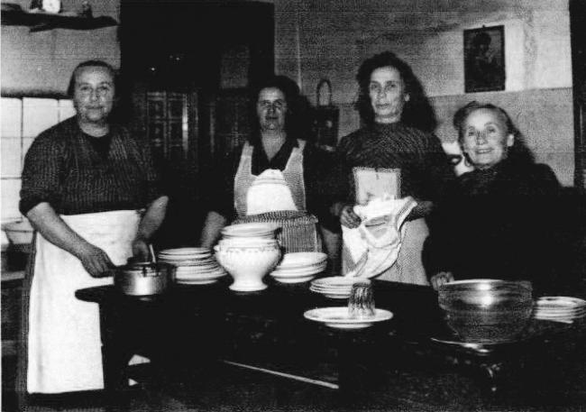 Maria Aprà (sulla sinistra) insieme alle collaboratrici, anni '50