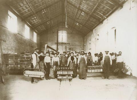Stabilimento Sangemini: reparto confezionamento, anni venti (Foto video Ottica Battimazza)