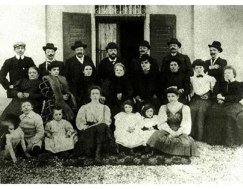 La famiglia Da Ponte ai primi del '900. Terzo da sinistra in alto è il fondatore Andrea Da Ponte, alla sua destra il fratello Matteo, che nel 1896 dà alle stampe il primo vero "Manuale della Distillazione