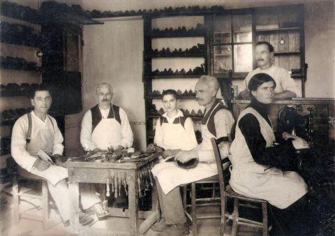 Dalla sinistra Memo (un giovane lavorante), il fondatore dell'attività Giuseppe Pozzar, un garzone, un altro lavorante, Giacomo (figlio di Giuseppe e fratello di Silvano) con la moglie Delfina