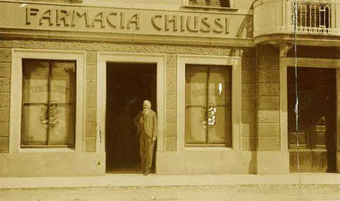 Giuseppe Cipriano sulla porta della farmacia, fine 800