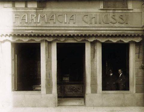 L'ingresso della farmacia, inizi novecento
