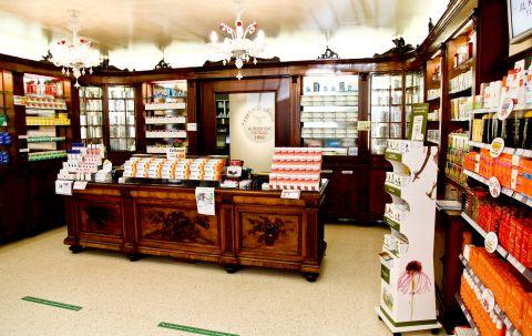 L'interno della farmacia, oggi