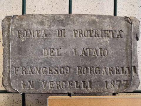 Targa relativa ad una pompa realizzata nel 1877
