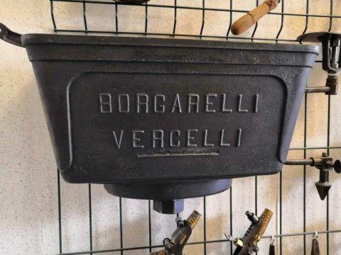 Cassetta wc in ghisa realizzata intorno al 1940