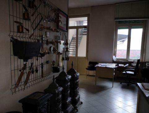 Particolare degli uffici con esposti attrezzi storici, 2019