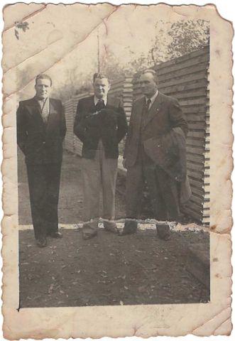 Giuseppe Mion (a destra) durante una trattativa di acquisto legname, anni cinquanta 