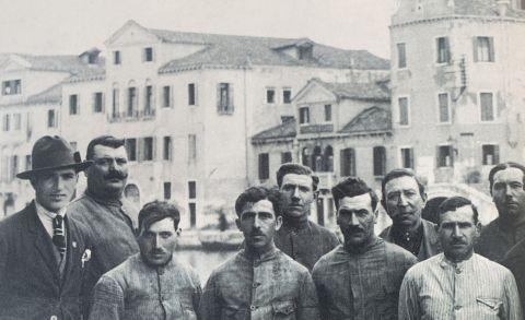 Alcune maestranze della "Società Cooperativa fra caricatori e scaricatori merci dello scalo ferroviario Santa Lucia-Venezia", primi anni del Novecento
