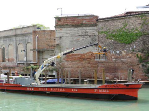L'imbarcazione progettata per poter servire gli operatori economici situati nel centro storico di Venezia 