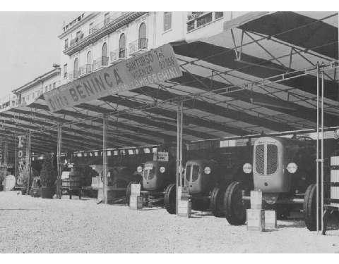 Esposizione mezzi a una fiera nel 1954