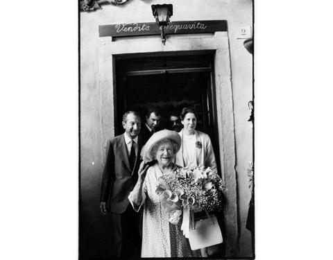 La visita delle Regina Madre d'Inghilterra alla distilleria Nardini (1987)