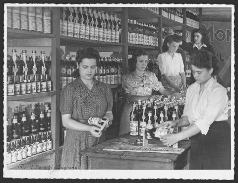 Etichettatura delle bottiglie, anni Cinquanta