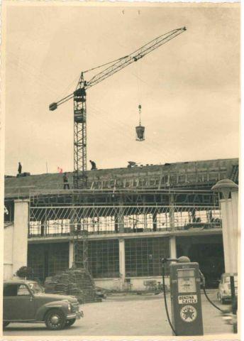 Il cantiere dell'Officina Tessari in via Dante a Thiene, 1952