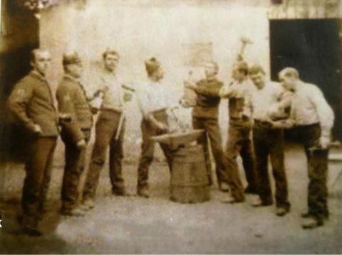 Augusto Garmilli, terzo da destra, davanti all'officina, primi anni del Novecento  