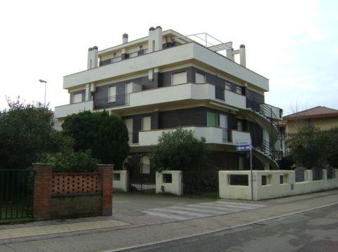 Realizzazione dello stabile di Via Triangolo a Montalto Marina (VT), anni settanta 