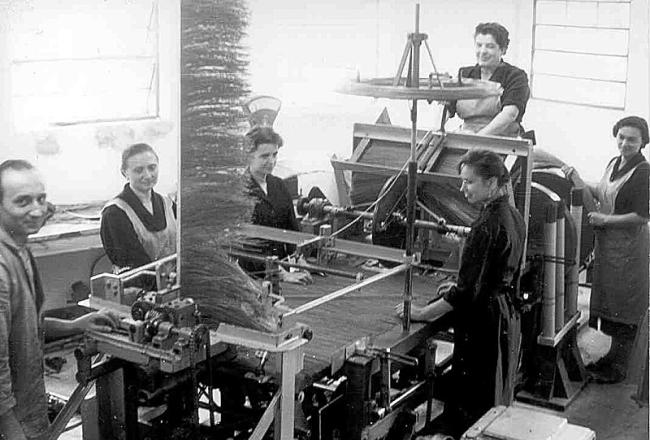 Lavoratrici alle prese con la prima macchina da strip nel garage di Strada Maggiore 94, Bologna, primi anni Sessanta